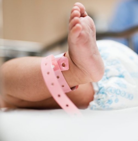 photo de pied de bébé avec bracelet de naissance