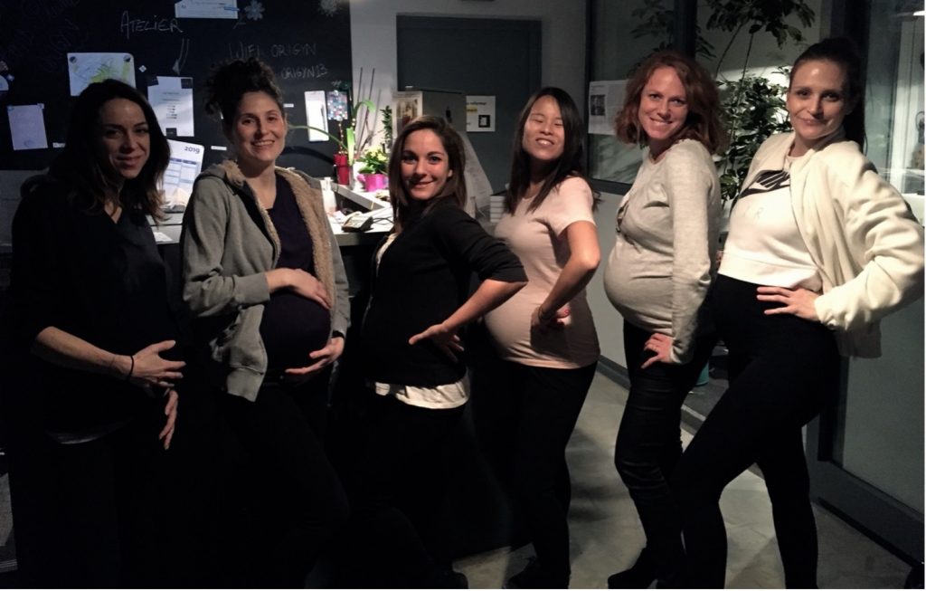 Image de Nelly et d'autres femmes enceintes après la séance de danse prénatale