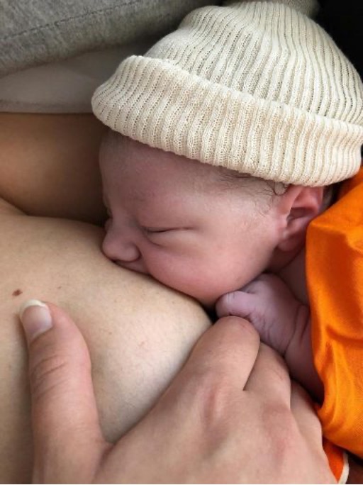 Bébé venant de naitre tétant le sein de sa mère