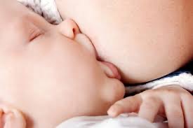 bébé tétant le sein de sa mère
