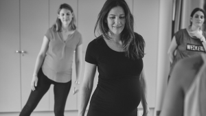3 femmes enceintes qui dansent avec Sonia Duchesne a la maternité de la Muette
