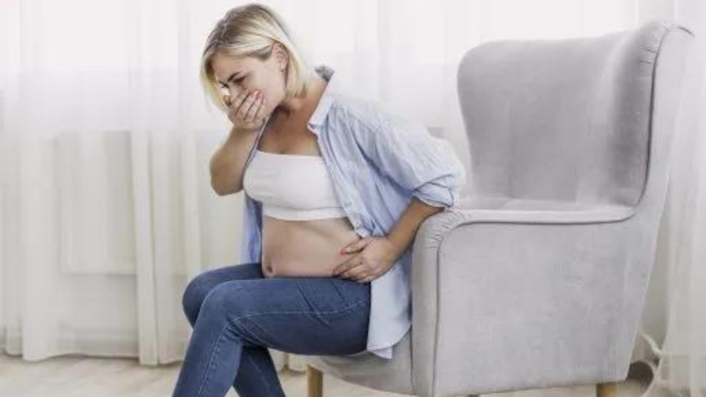 femme enceinte ayant envie de vomir